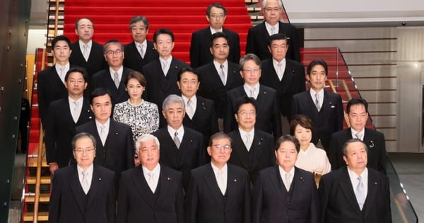 일본 새 내각 사진, '엉성하다' 비판받아 편집해야