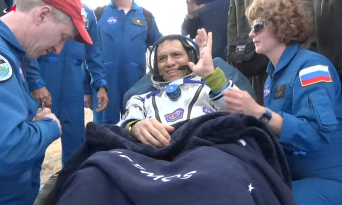 L'astronaute de la NASA Frank Rubio (en blanc) se repose après l'atterrissage. Photo : Roscosmos/Reuters