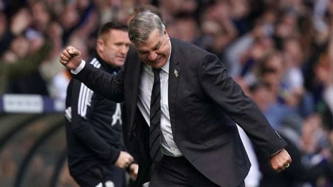 Sam Allardyce célèbre son but lors du match nul 2-2 de Leeds contre Newcastle le 13 mai. Photo : Sky Sports