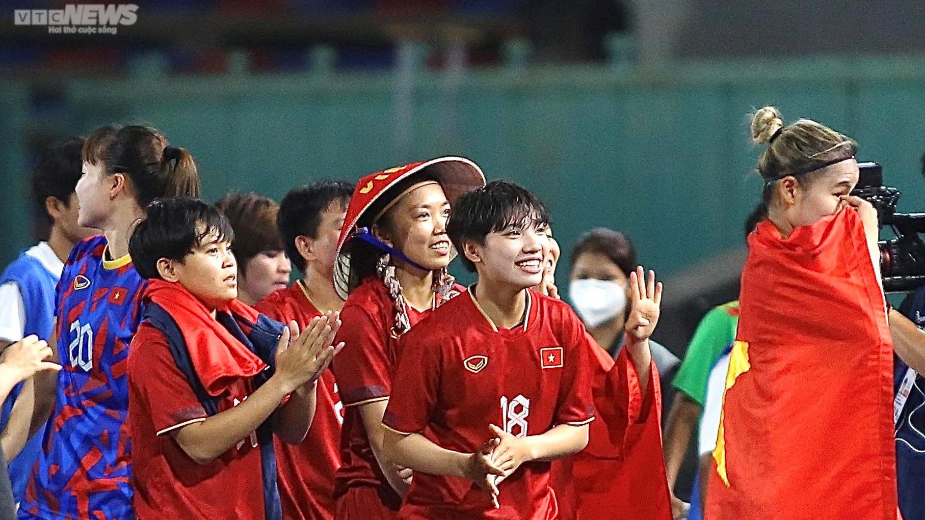 Coach Mai Duc Chung holds a loudspeaker to thank, Huynh Nhu and Thanh Nha wear conical hats to show off their gold medals - 10