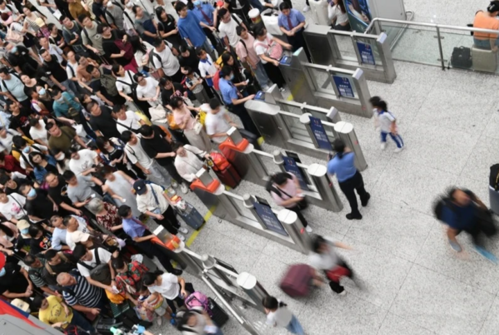 Los pasajeros pasan por una puerta de billetes en la estación de tren de Shenzhen Norte en Shenzhen, el 28 de septiembre de 2023. (Foto: Agencia de Noticias Xinhua).