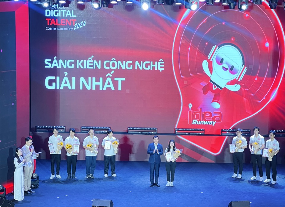 Sinh viên Nguyễn Mai Anh - Trường ĐH Công nghệ, ĐHQG Hà Nội xuất sắc giành ngôi Quán quân Chương trình Viettel Digital Talent 2024 - mùa 4. Ảnh: Thu Trang