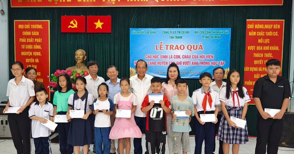 Awarding scholarships to support children and grandchildren of members of the Ho Chi Minh City People's Police Veterans Association