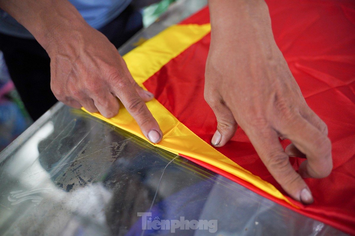 Pueblo artesanal especializado en coser y bordar banderas nacionales está ocupado antes del Día Nacional el 2 de septiembre foto 5