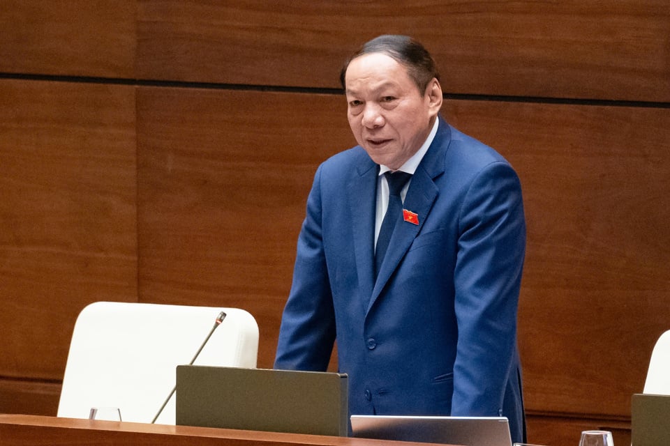 El Ministro de Cultura, Deportes y Turismo, Nguyen Van Hung, explicó y aclaró una serie de cuestiones planteadas por los diputados de la Asamblea Nacional en la sesión de debate. Foto: Quochoi.vn  