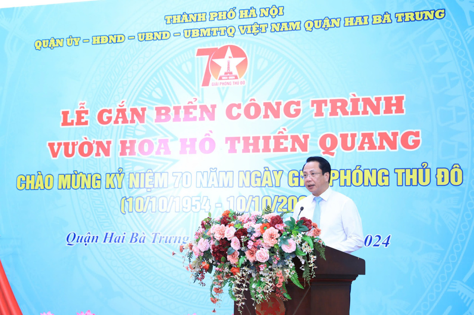 Vice Chairman of Hai Ba Trung District People's Committee Nguyen Manh Hung reported on the investment and construction process of Thien Quang Lake Flower Garden project.