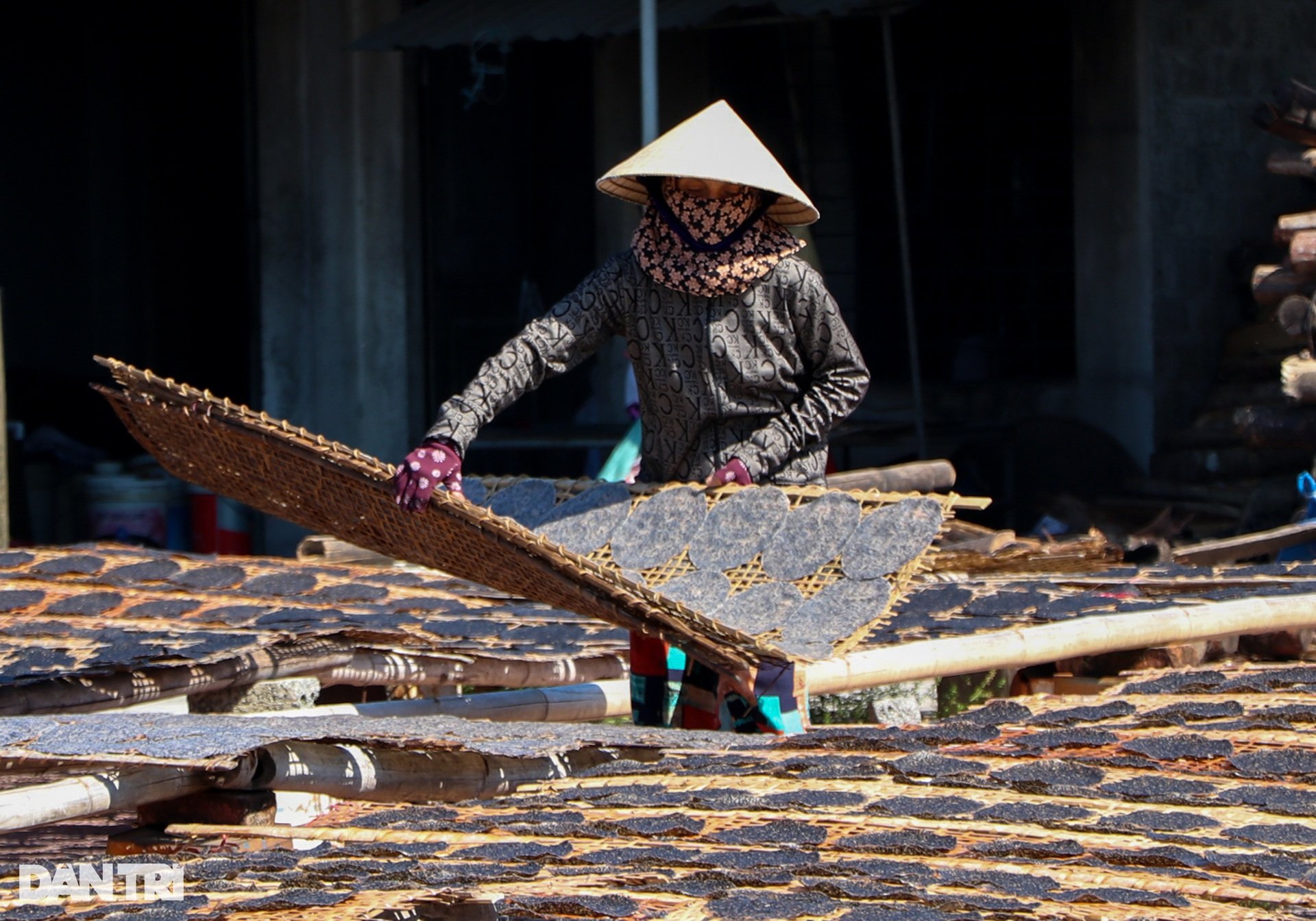 Nơi phụ nữ hong bếp, phơi nắng tạo ra thứ bánh mang về 4,5 tỷ đồng mỗi năm - 1