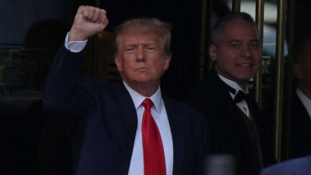 Cựu Tổng thống Donald Trump đến tòa, phủ nhận 34 tội danh - Ảnh 7.