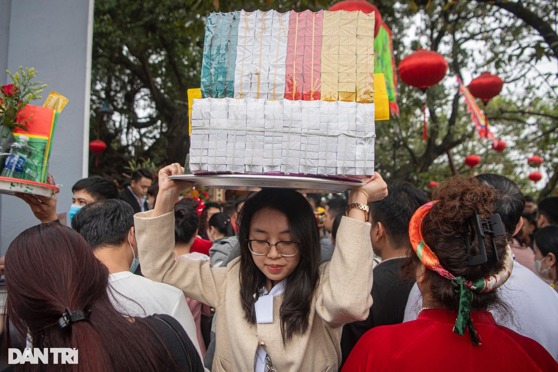 On the first day of work, Tay Ho Palace was packed with people offering prayers, tourists jostled to find a way out photo 7