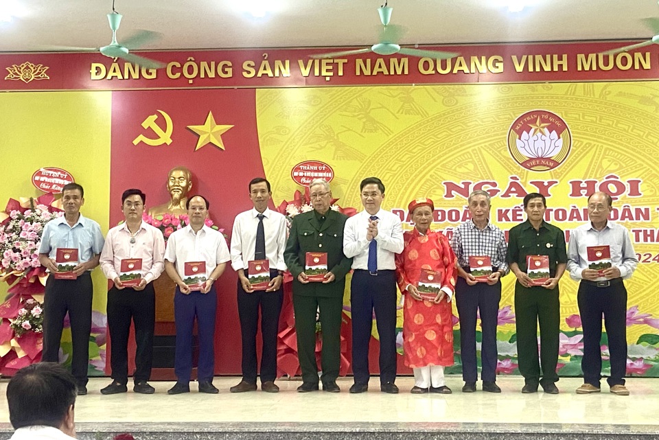 Le vice-président du Comité populaire de la ville, Ha Minh Hai, a assisté au Grand Festival de solidarité à Thanh Tri - Photo 1