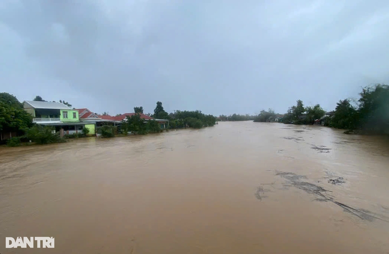 (En direct) La tempête Tra Mi provoque une montée du niveau de la mer et des inondations sur la côte de Thua Thien Hue