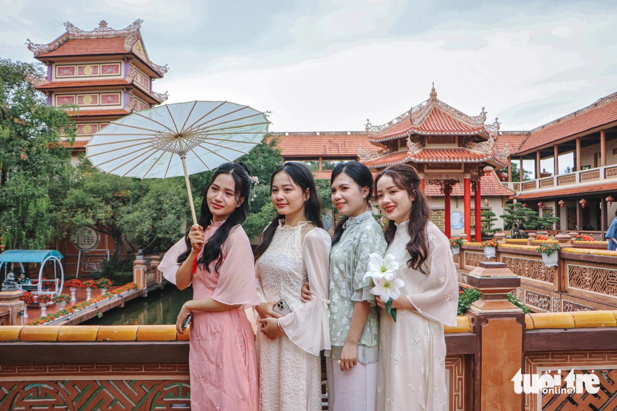 Young people are bustling about taking Tet photos at a temple as beautiful as a period film.