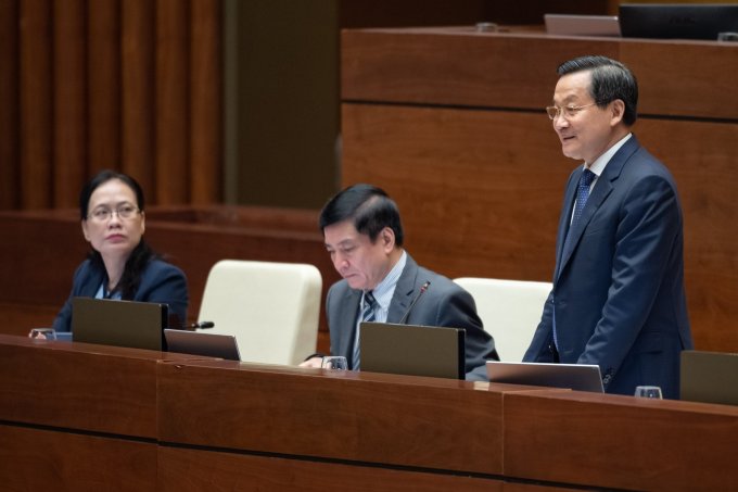 Deputy Prime Minister Le Minh Khai answers questions before the National Assembly on the morning of June 8. Photo: National Assembly Media