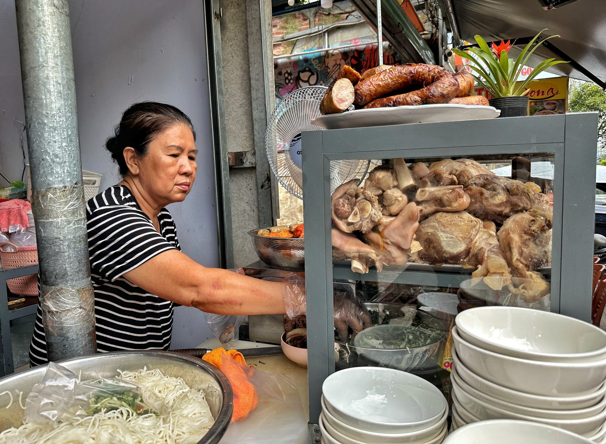 Quán bún bò dồi chiên độc lạ TP.HCM: Dời mặt bằng 7 lần, ‘càng dời càng phất’ - Ảnh 5.
