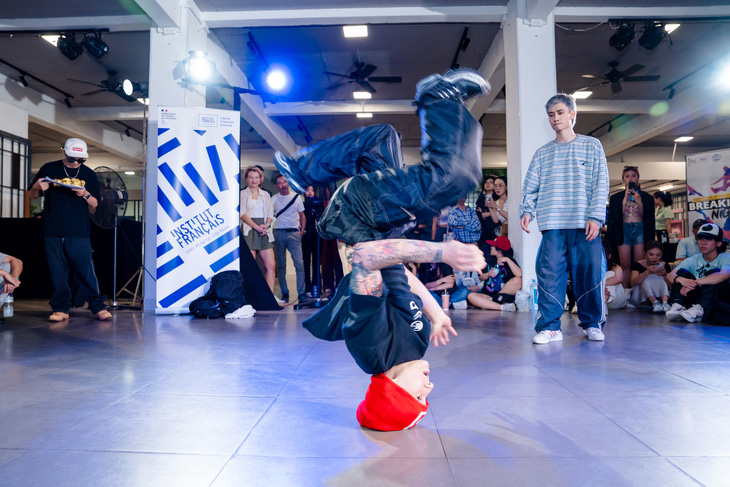 Bboy Sailor.D trong một pha phô diễn kỹ thuật - Ảnh: Viện Pháp TP.HCM