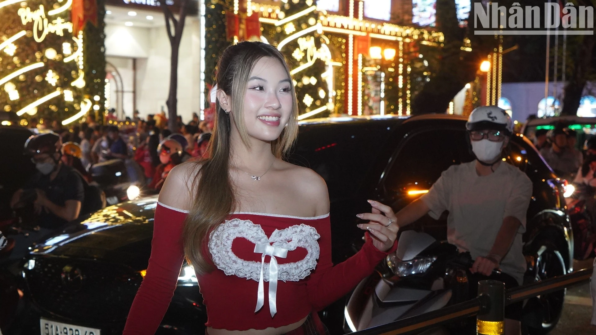 [Photo] Bustling Christmas Eve atmosphere in Ho Chi Minh City photo 9
