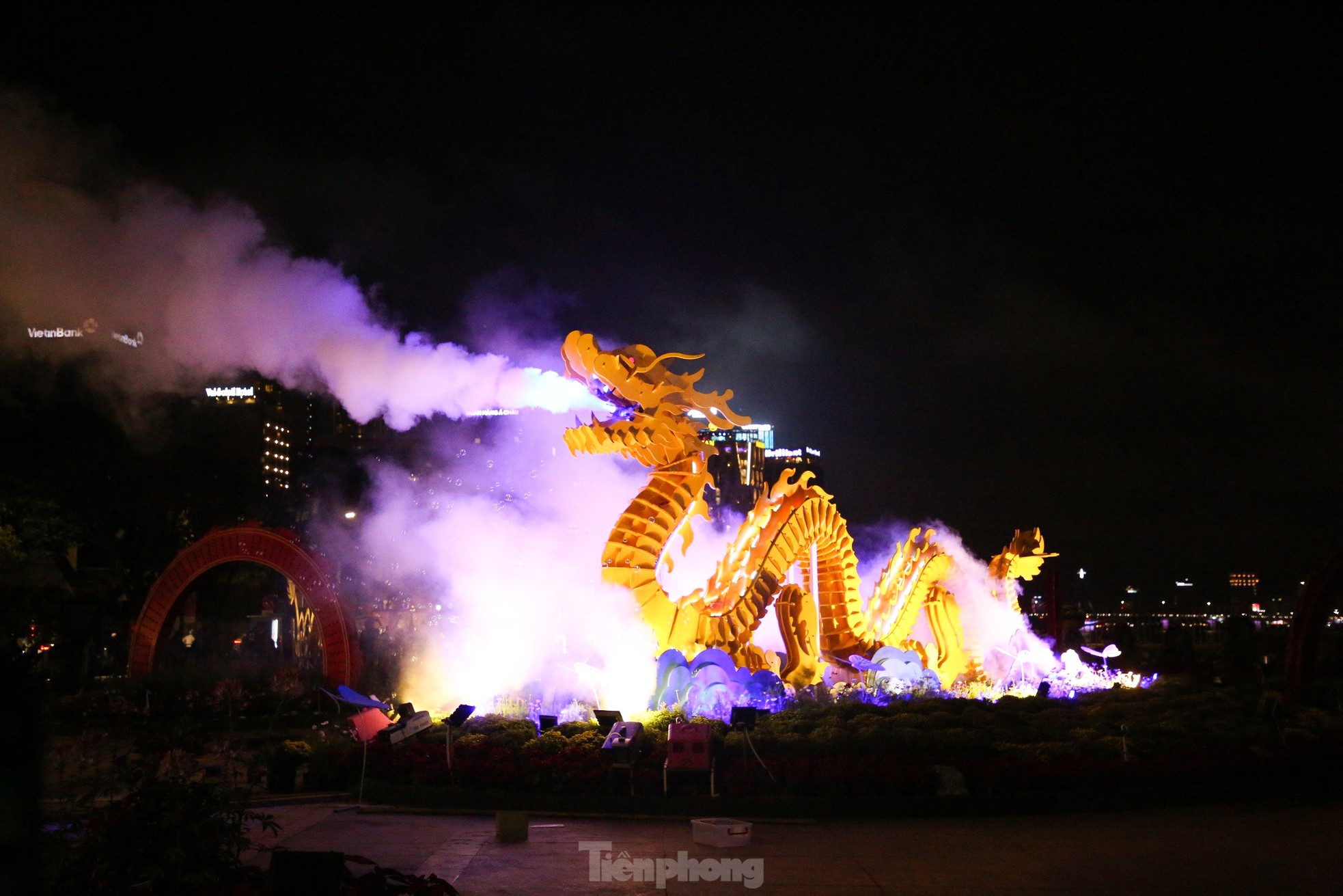 Des foules de gens regardent la mascotte du dragon de Da Nang « pulvériser de l'eau et du feu »