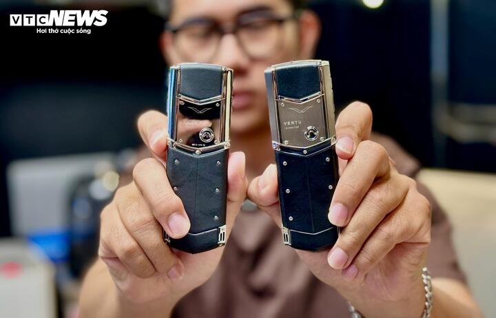 Chiếc Vertu "phông bạt" bên trái và chiếc Vertu chính hãng bên phải. (Ảnh: Đại Việt)