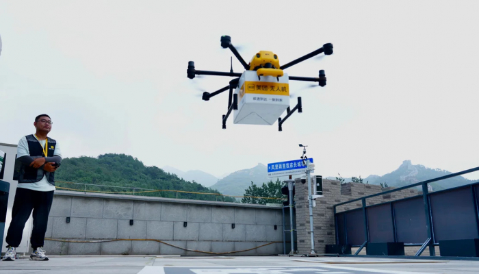 Un dron tarda sólo 5 minutos en entregar comida a los turistas que escalan la Gran Muralla