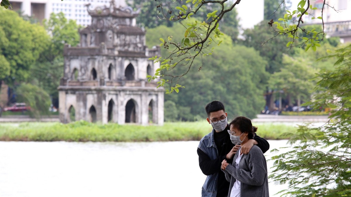 Người Hà Nội và du khách ‘diện’ áo ấm xuống phố đón đợt rét đầu mùa ảnh 14