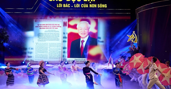 236 articles du secrétaire général Nguyen Phu Trong sont reproduits sur la scène de « Sao Doc Lap »