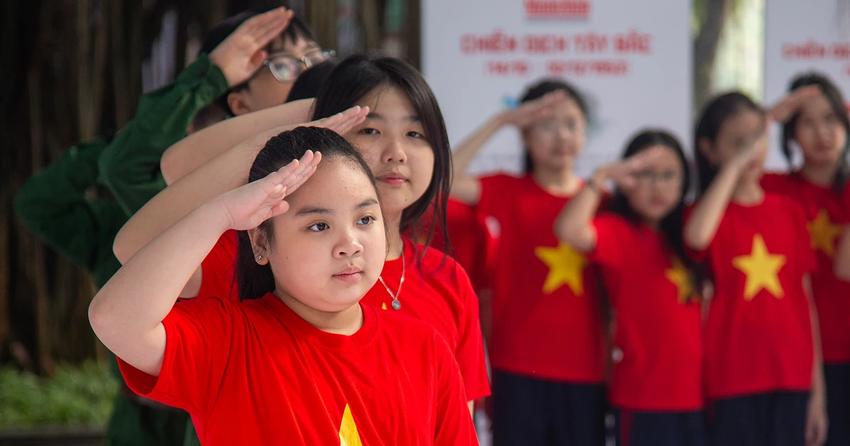 [Ảnh] Đông đảo giáo viên và học sinh Thủ đô trải nghiệm Triển lãm tương tác “Những trận đánh nổi tiếng, những vị tướng tài danh”