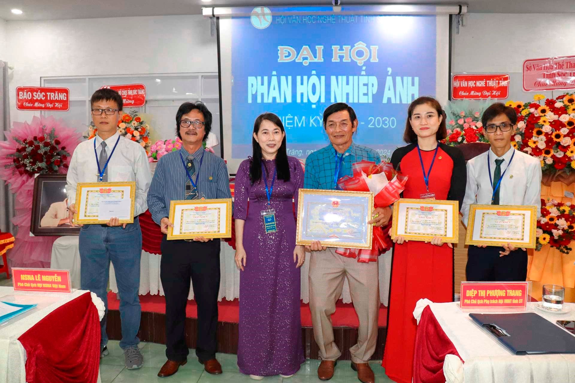 3.-Mme Diep Thi Phuong Trang, vice-présidente de l'Union nationale des organisations d'amitié du Vietnam, a décerné des certificats de mérite à 4 membres ayant réalisé des réalisations exceptionnelles pour le mandat 2019-2024.jpg