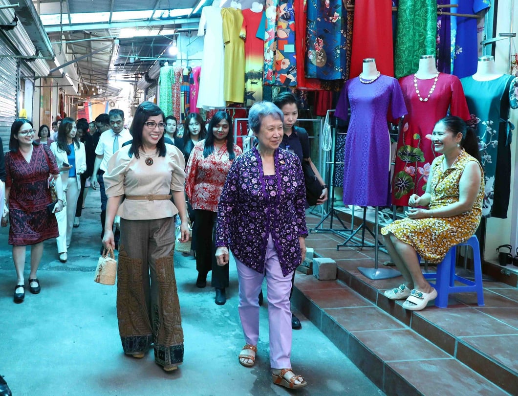 ภริยาของนายกรัฐมนตรีสิงคโปร์ชื่นชมช่างฝีมือชาวเวียดนามที่นำภาพจากเศษผ้ามาประกอบกัน