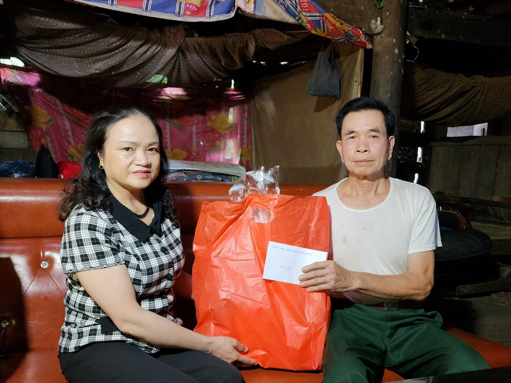 La délégation provinciale a offert des cadeaux à la famille de M. Hoang Van Ro, commune de Dong Loan (Ha Lang).