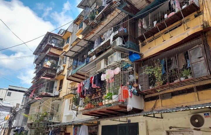 Muchos edificios de apartamentos antiguos tienen el mismo precio que los apartamentos de lujo. (Ilustración).