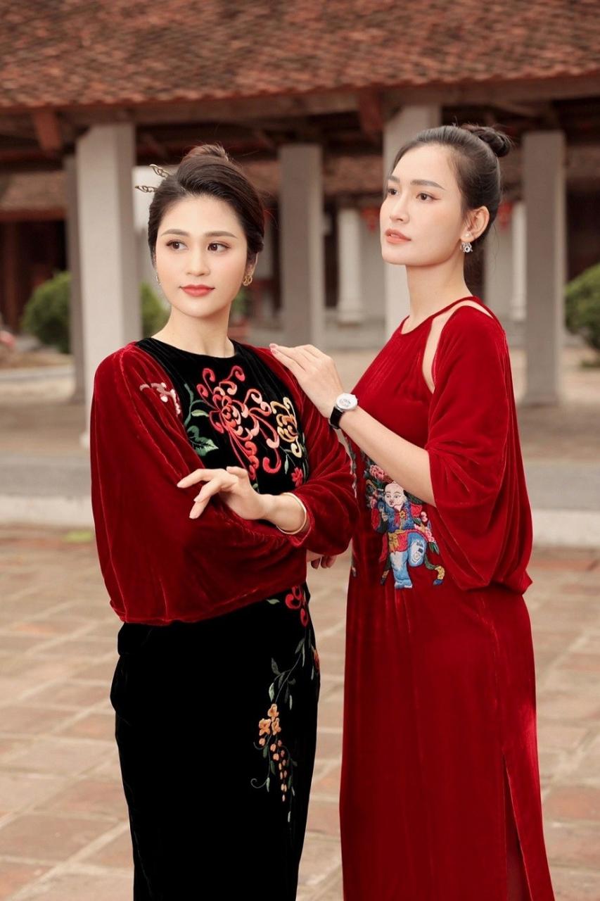 MC Minh Trang and MC Linh Thuy are two familiar faces to viewers who love the News program on VTV. Both of them score points with their beautiful faces and charming hosting style. BTV Minh Trang và BTV Linh Thủy là hai gương mặt không xa lạ với khán giả yêu thích chương trình Thời sự trên sóng VTV. Cả hai ghi điểm với gương mặt xinh đẹp cùng lối dẫn duyên dáng.