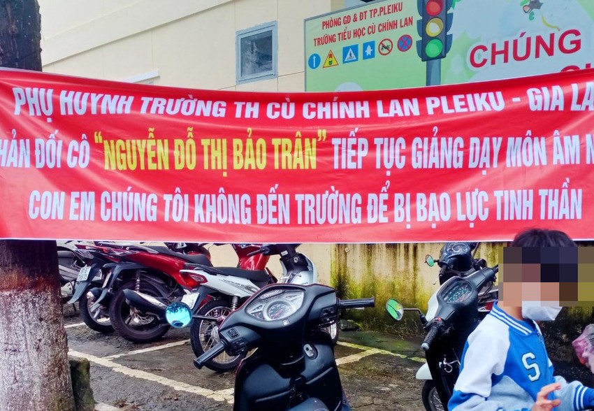 Les parents de l'enseignant de Gia Lai ont accroché une banderole de protestation devant le chantier de construction, photo 1