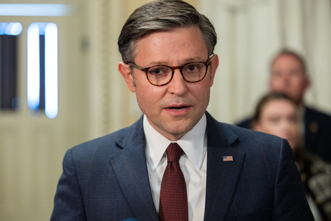 Спикер Палаты представителей США Майк Джонсон общается с прессой после принятия законопроекта о помощи Украине 20 апреля. Фото: AFP
