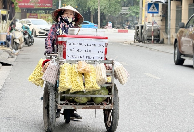 他の省から来た女性がハノイのタイタン通りの歩道で商品を売りに来た。写真: ファム・ンガ