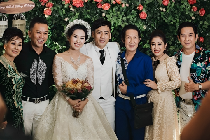 L'artiste méritant Vu Linh est heureux au mariage de sa nièce.