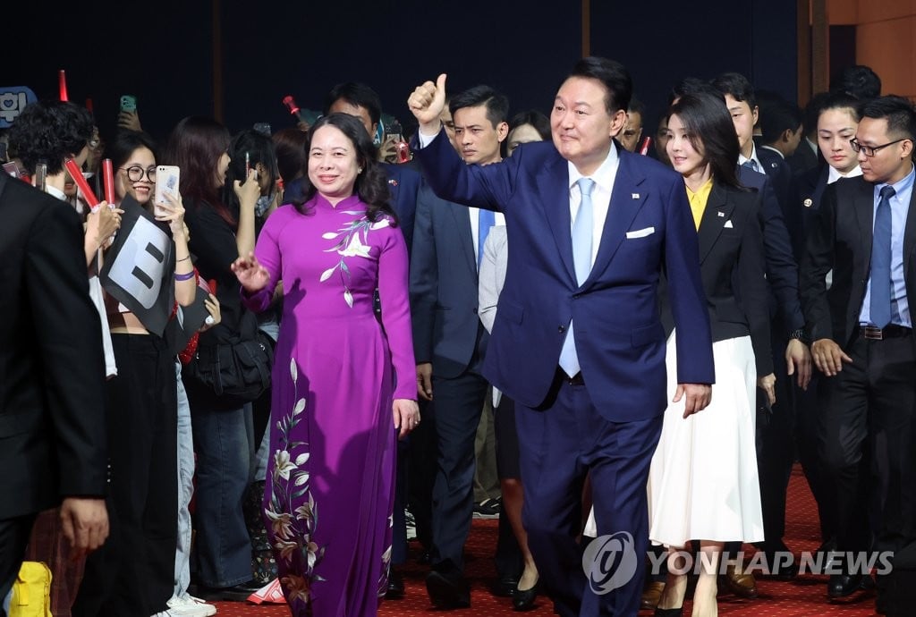 Am Abend des 22. Juni begleitete die Frau des südkoreanischen Präsidenten Yoon Suk Yeol ihn zur Korea - Vietnam Cultural Exchange Music Night im National Convention Center. Vizepräsidentin Vo Thi Anh Xuan nahm ebenfalls am Musikabend teil. Foto: Yonhap