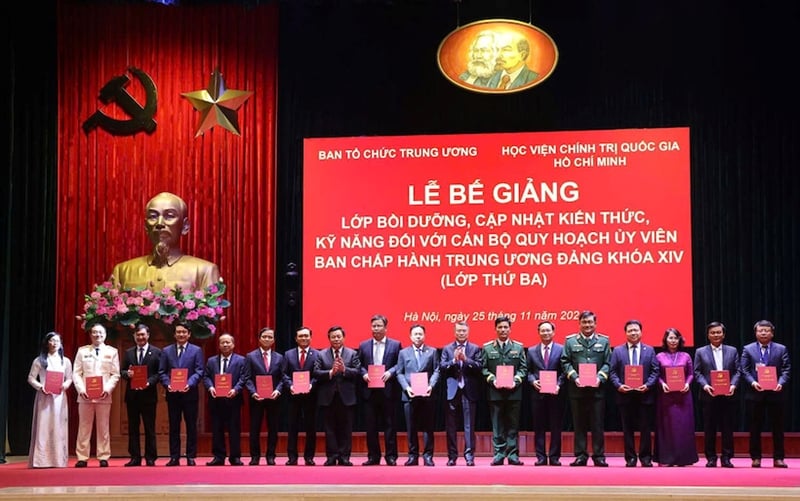 Bế giảng Lớp bồi dưỡng, cập nhật kiến thức, kỹ năng đối với cán bộ quy hoạch Ủy viên Trung ương Đảng khóa XIV