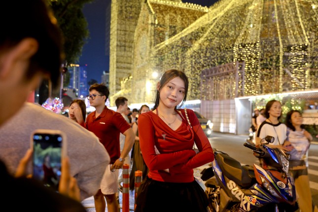 호치민시 크리스마스 이브에 미녀들이 아름다움을 뽐내고 있다 (사진 6)