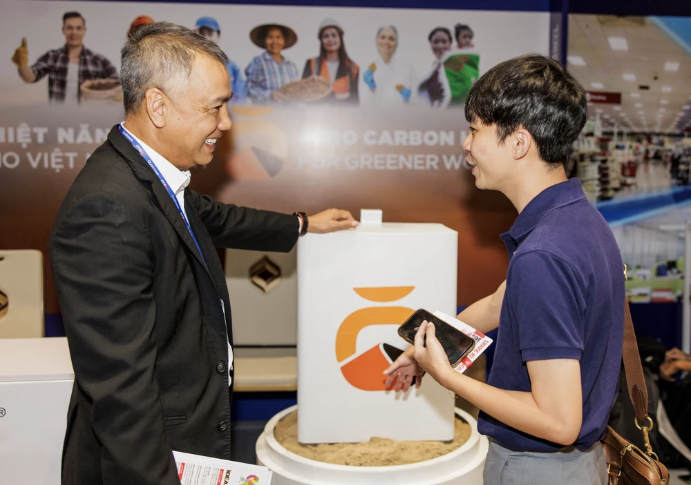 El Sr. Dong Mai Lam, Director General de Schneider Electric Vietnam y Camboya, se reunió con representantes de la startup Alterno Vietnam.