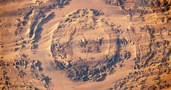 Moving eye in the Sahara left by "space killer"