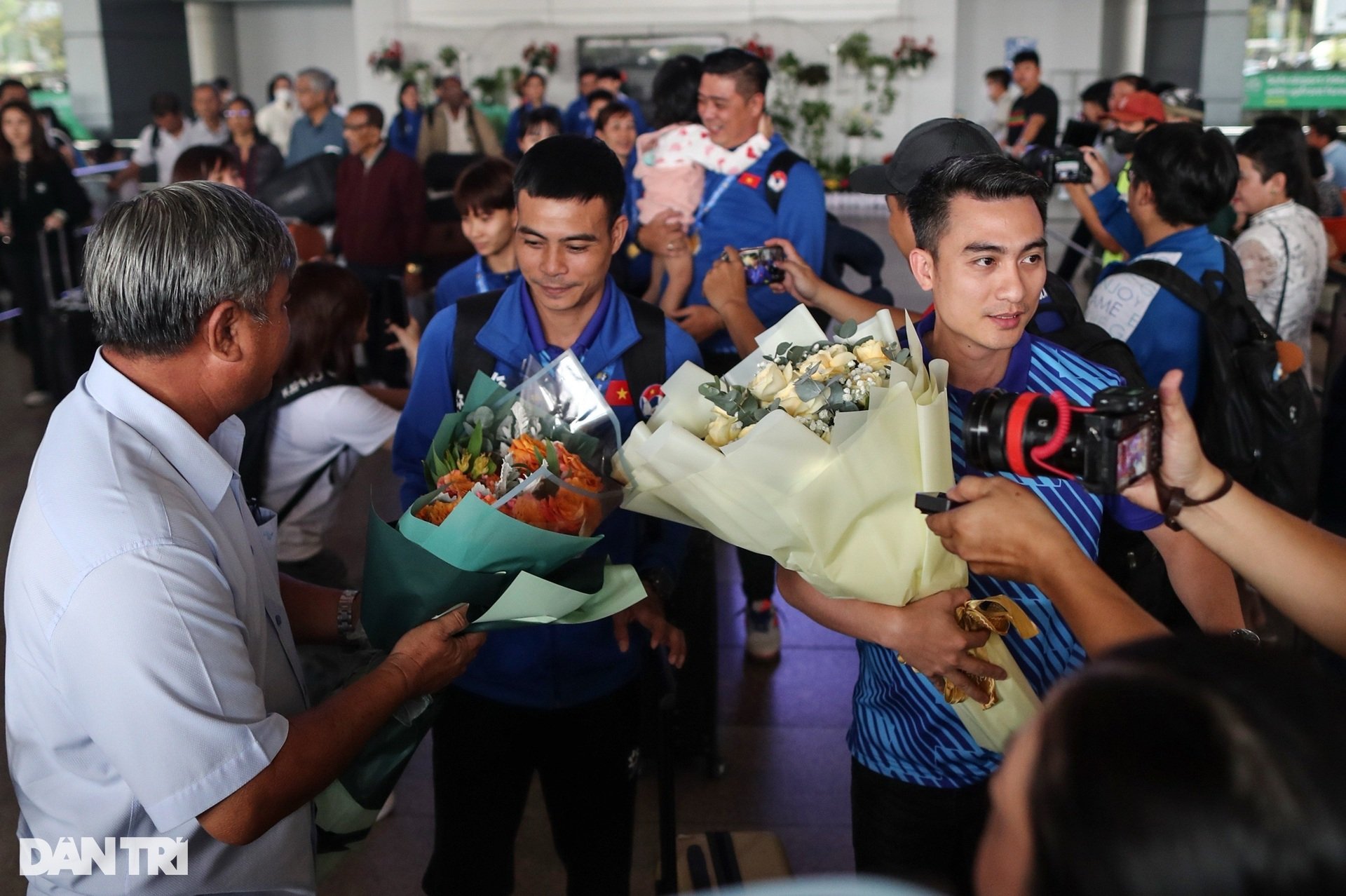 Đội tuyển futsal nữ Việt Nam mang cúp vô địch Đông Nam Á về đến TPHCM - 8