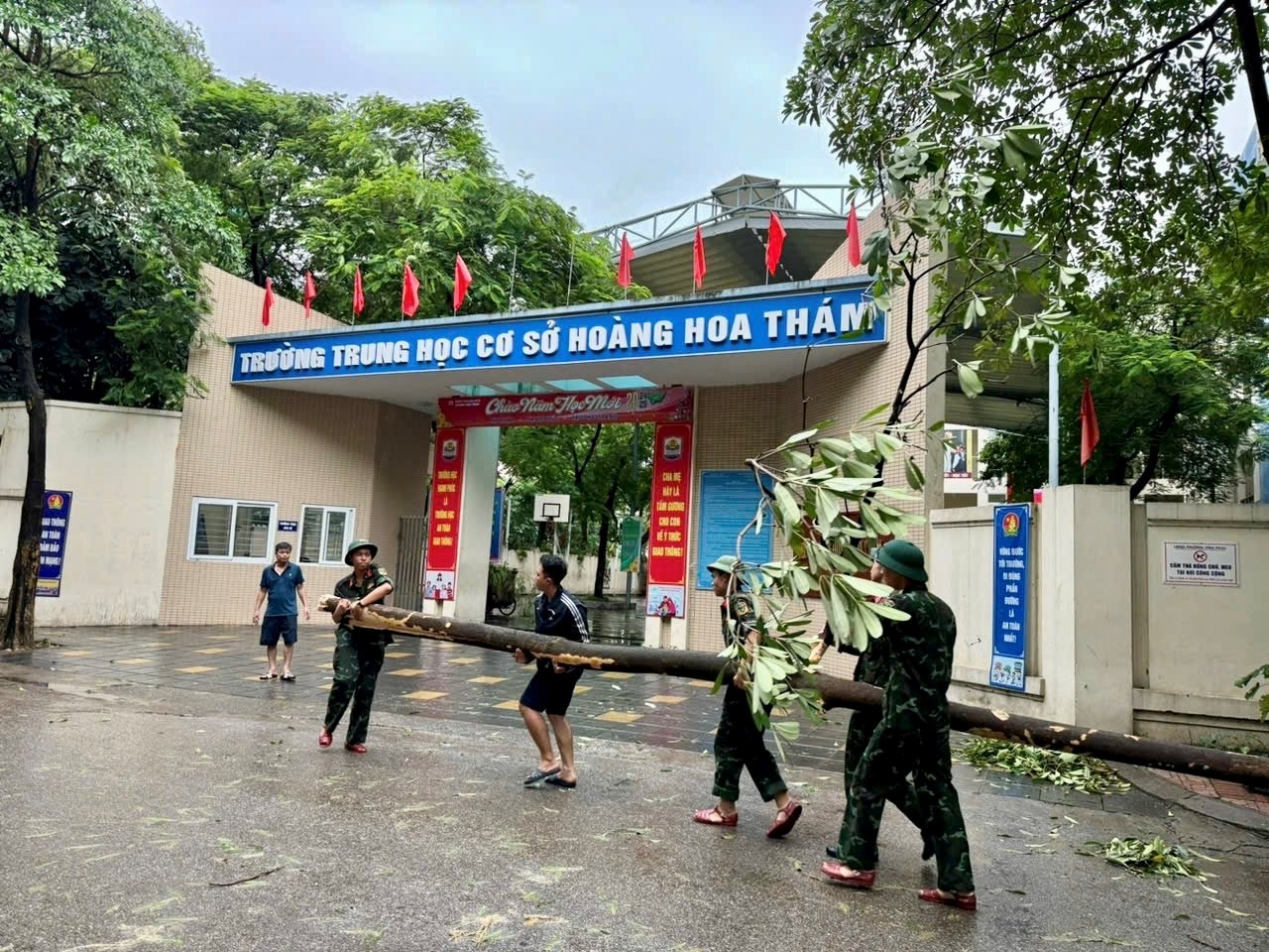 Lehrer der Hoang Hoa Tham Secondary School (Bezirk Ba ​​Dinh) und Milizkräfte des Bezirks Vinh Phuc schlossen sich zusammen, um aufzuräumen und die Folgen des Sturms Nr. 3 zu überwinden.