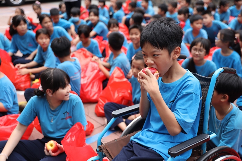 Los niños vietnamitas disfrutan de deliciosas frutas frescas de Nueva Zelanda.