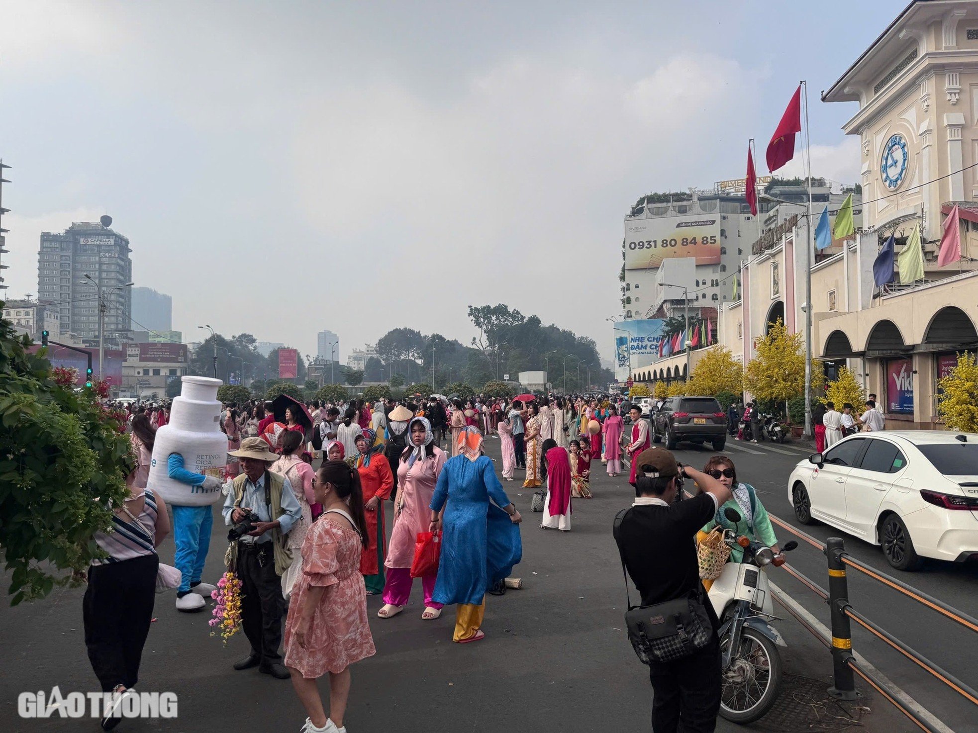 ベンタイン市場は、旧正月の写真を撮るために何百人もの人々が集まる中、ゴミで溢れている。写真2