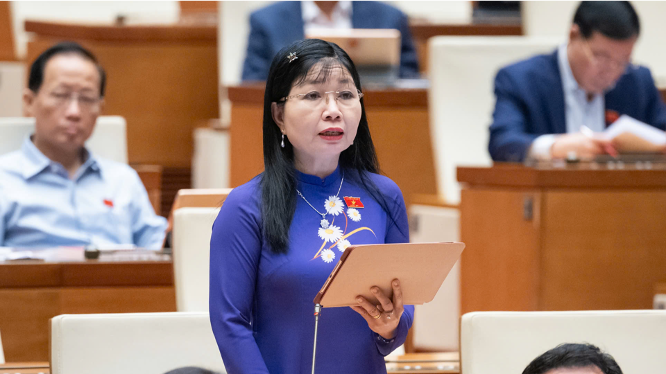 La delegada de la Asamblea Nacional, Tran Thi Thanh Huong (delegación de la Asamblea Nacional de la provincia de An Giang), evaluó que en los últimos tiempos, las actividades de la Asamblea Nacional han tenido muchas innovaciones, especialmente las actividades de supervisión continúan enfocándose, con puntos clave. Foto: Asamblea Nacional.vn