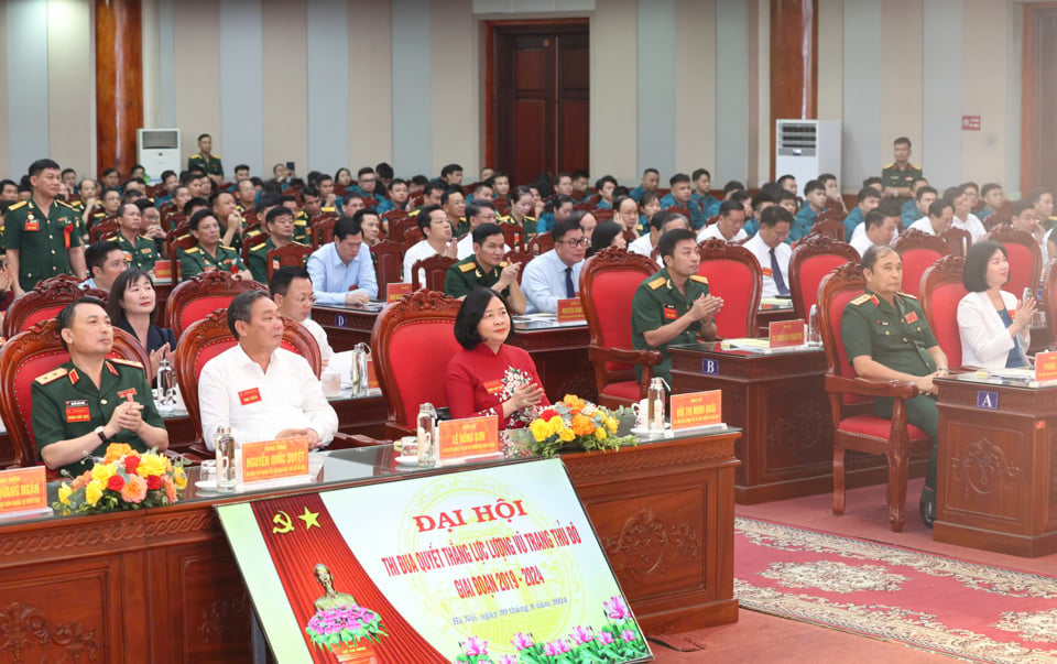 Secretary of the Hanoi Party Committee Bui Thi Minh Hoai - Secretary of the Party Committee of the Capital Command and delegates attending the Congress.