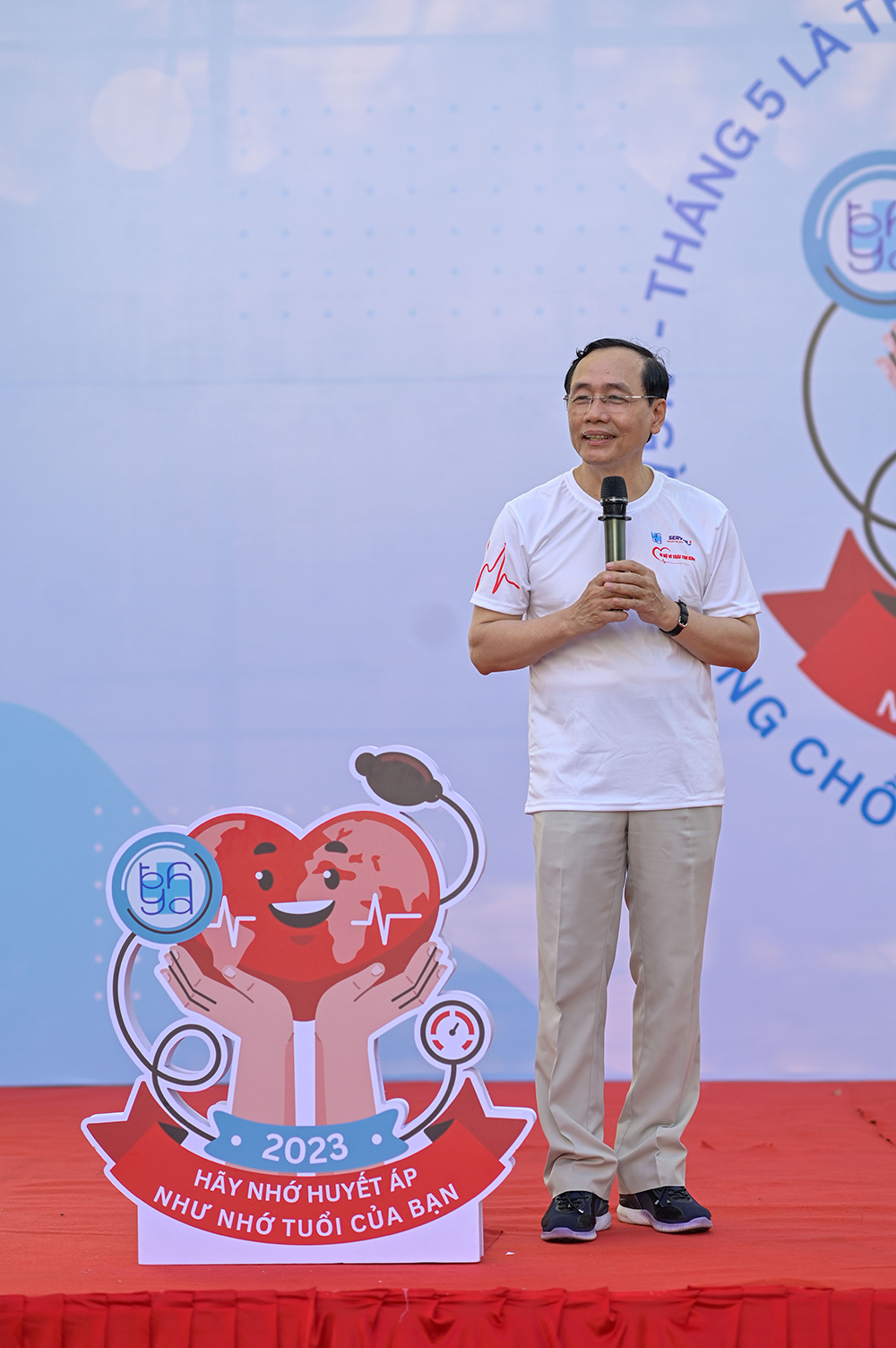 Chương trình đi bộ vì trái tim khỏe: 'Hãy nhớ huyết áp như nhó tuổi của bạn'  - Ảnh 1.
