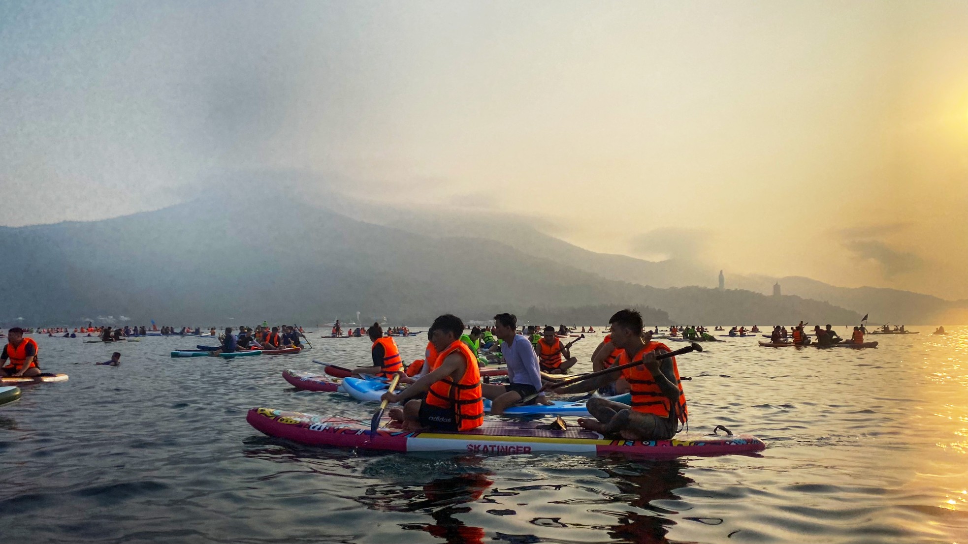 Young people eagerly paddle Sup to watch the sunrise on Da Nang beach photo 5