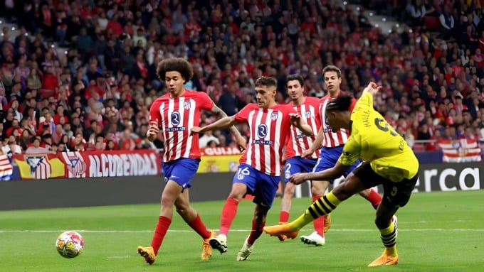 Haller (amarillo) acortó el marcador a 1-2 para el Dortmund al final del partido. Foto: Reuters