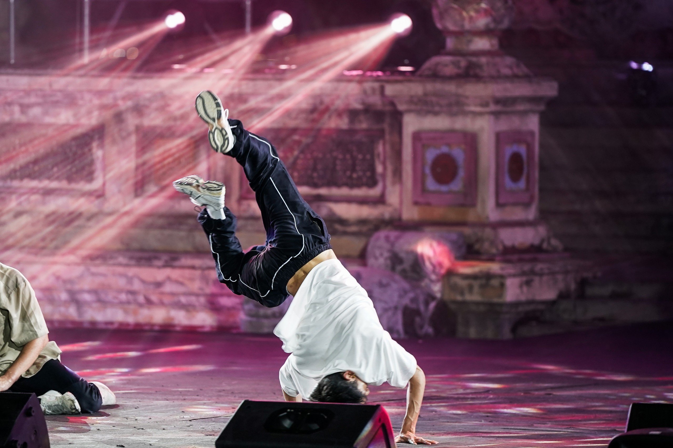 Nghệ sĩ Festival ra công viên, vào bệnh viện để phục vụ khán giả - Ảnh 5.
